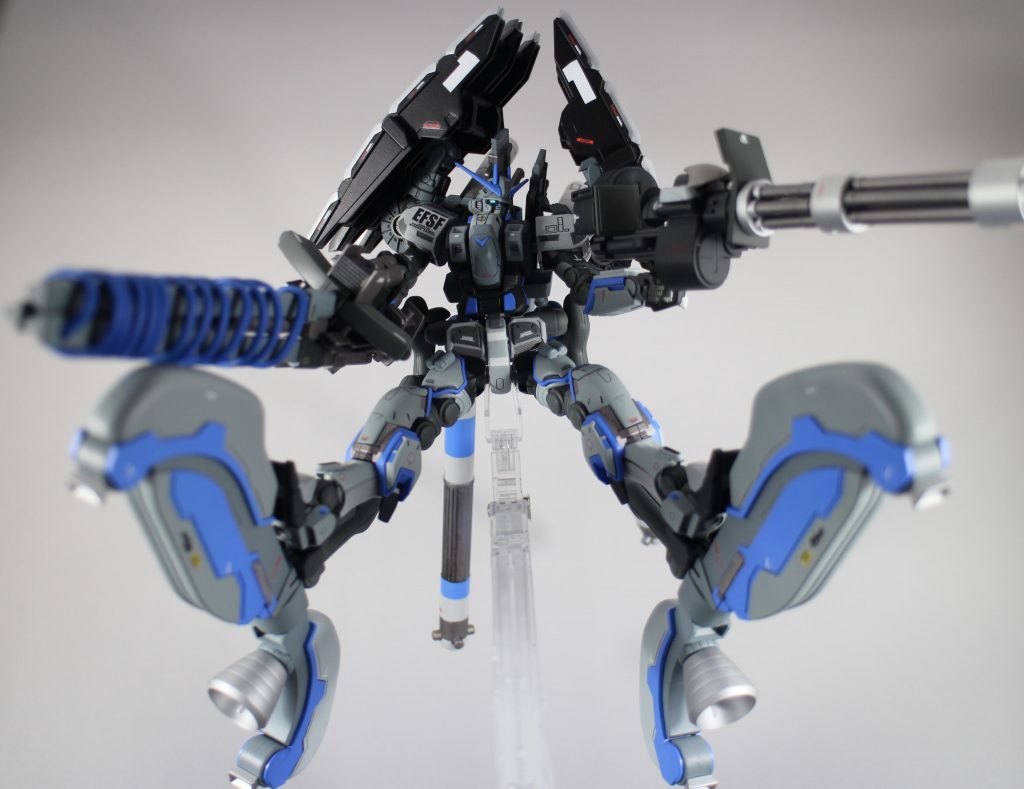 アトラスの特徴であるスキー板のせいでほとんど動きません。