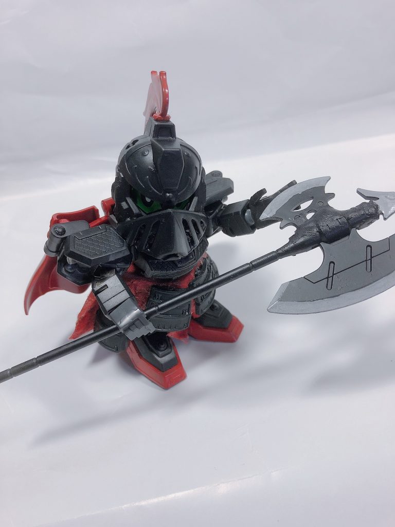 兜のバイザーはバーサル騎士ガンダムのバイザーを加工しイージーエイトにくっつけました。