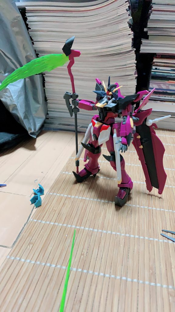 塗装前
右側頭部の羽飾り、襟はフルクロスから
フロントスカートはウイングゼロ炎から
ビームカマは先端にシュバルべのクロー、AGE1レイザーのサイドアーマー
グリップはツインパイルにアメイジングストフリの腕アーマー、レクスの超大型メイスのグリップと繋いでいます。