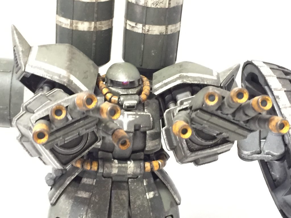 別アングルから。
この指ビーム砲を目立たせるために一本一本指の先を塗り替えたのは中々良いアイデアでしたね！やっぱり差し色入れるとそこに目が行きますし全体のメリハリがつきますからね〜。