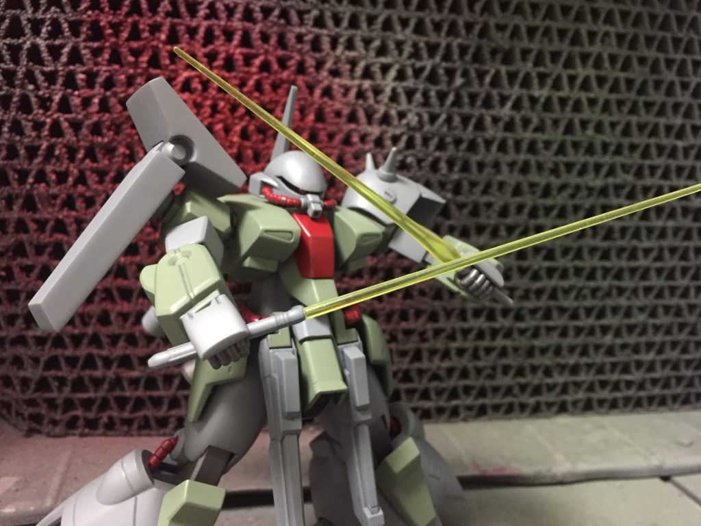 ビームランサー:ビームサーベル
/リゲルグのバックパックに装備された長大のサーベルとショルダーシールドに備えたサーベルの二種を二振りずつ装備．