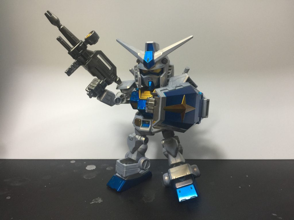 下地塗装に黒サーフェイサーを吹いた後にガイアノーツプレミアムミラークロームを使用しています。
クロスシルエットフレームは動かすため未塗装とし、装甲部とシールド・ライフル・バックパックを塗装しました。