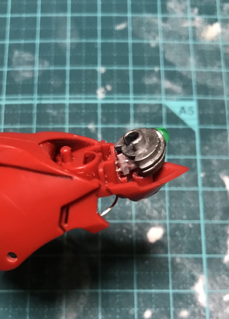 LEDに豆電池直接続で光らせてます。