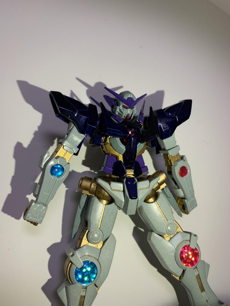 コンデンサは左右で色を変えました。
右側にはクリヤブルーで筆塗りをし、左側はダークマターのクリアパーツを使用。
胸部は、クリヤレッド・クリヤブルーを調合し筆塗りをしましたが思ったより濃くなってしまいました((汗))
下地にはホログラムシールを使用したため
綺麗に見えるように♪