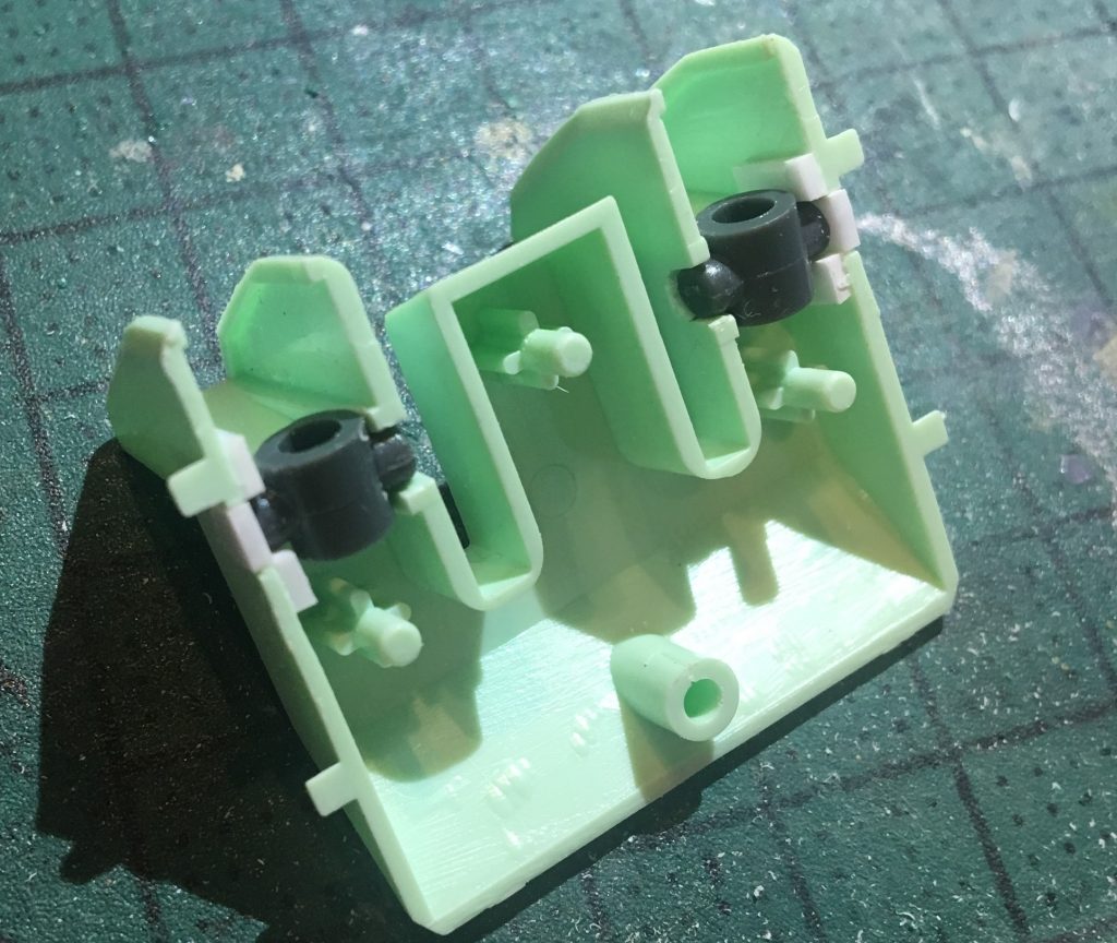 バックパックのポリキャップ位置を変えて、肩キャノンが左右に「開ける」ようにしてます。