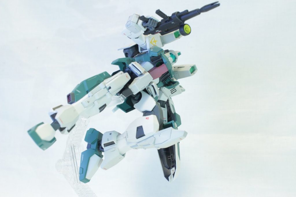 胸部のGNミサイルも展開可能。