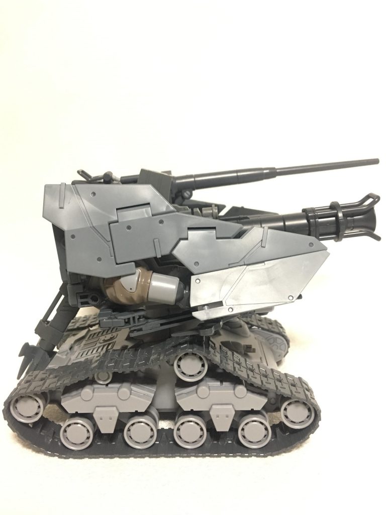 「鉄壁」ってイメージ！

守るべきはキャタピラじゃなく主砲と思い、主砲の動力部分を守るようにシールドを配置しました♪

使用ガンプラは「ガンタンク初期型」と、川口名人プロデュースの「デュナメスアームアームズ」