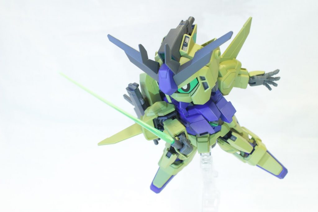 近接戦闘用としてビームサーベルを2本装備しています。背中のバインダー接続アームにある肉抜き穴を活かして内部に収納しています。