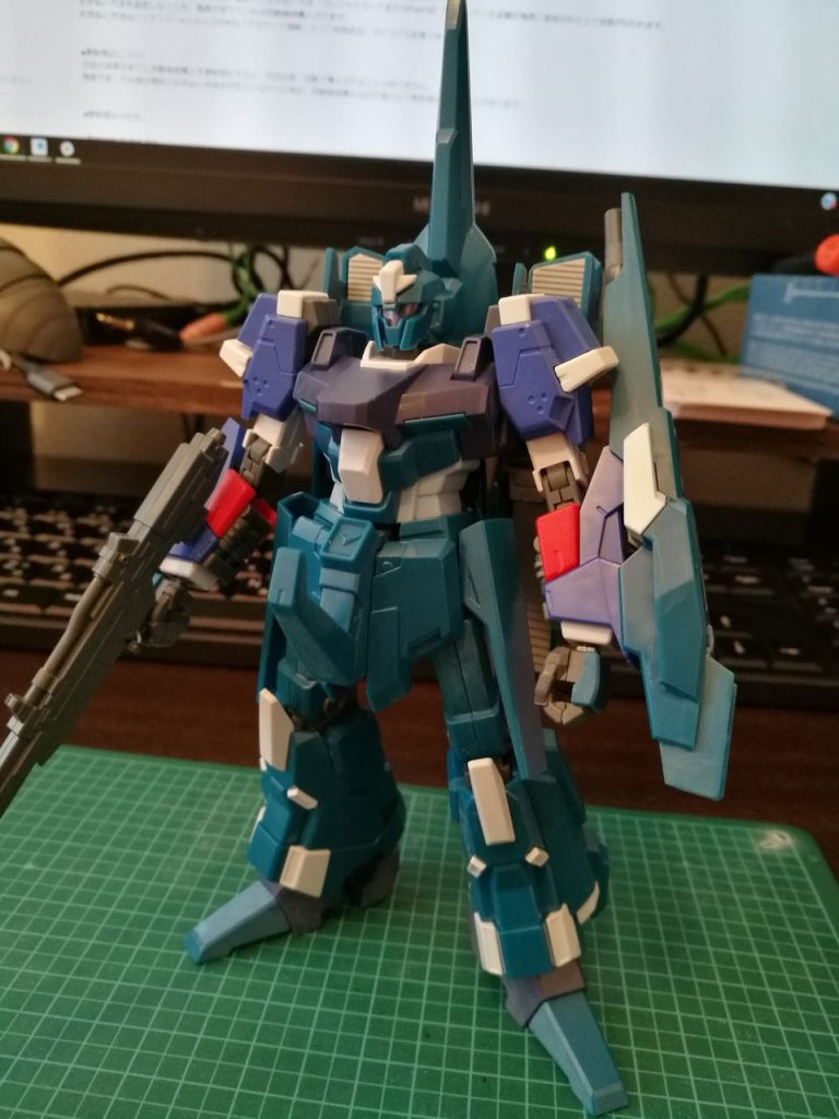 腕はライトニングZから拝借。あとは所々プラバンを貼ったりして蓋をしています。