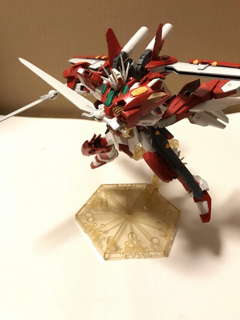 ブルトガング
バックパックに搭載されている実体剣
ライトニングフォームで主に使われていてIフィールドやGNフィールドをも切り裂く切れ味を持っている