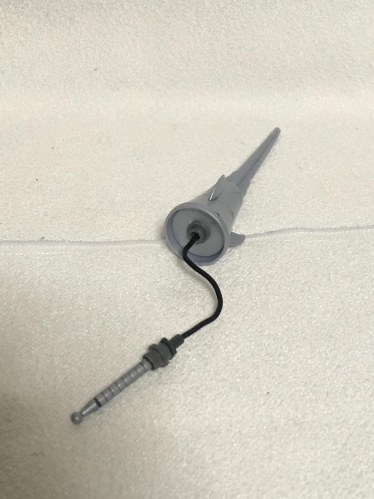 尻尾は、電磁スピア内部に仕込みリード線。
ナイトガンダムの腰に突き刺して、リードの強度でジグザグに伸ばしてます。