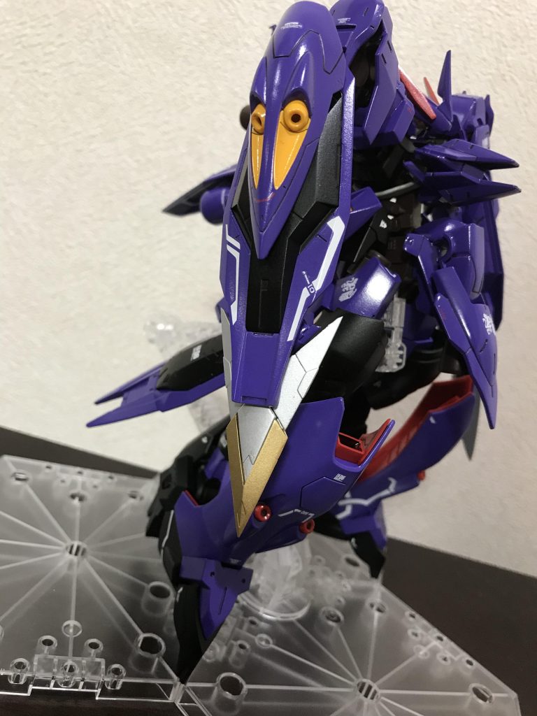 右腕のブレードは鉄血世界お馴染みの希少金属製
先端をワイヤーで射出することが出来ます(脳内設定)
MSGのビーストソードだったと思います
黄色のパーツはレールガトリングガン
バエルのバックパックに付いてるものを強化したイメージ