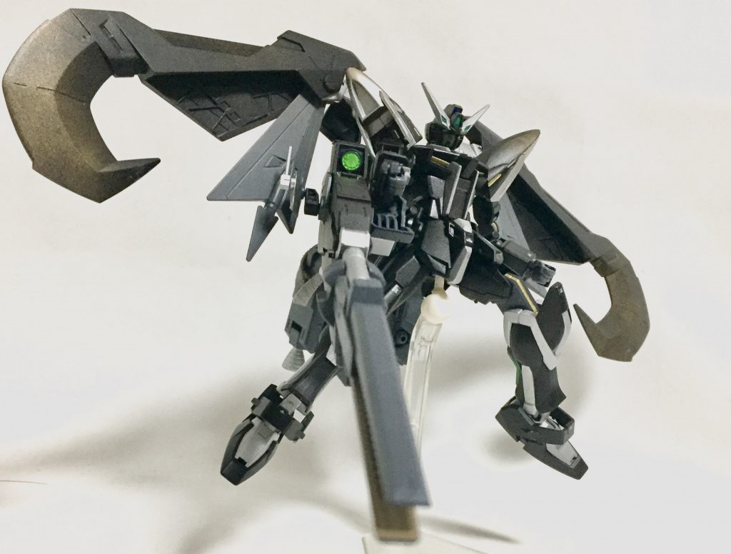 >>ストライク6号機(計画案) このストライク6号機はブリッツガンダムの機能を搭載しステルス特殊戦略機として完成予定だったが、当時テストパイロットを務めていたレイトが裏切り強奪されてしまう。そのため、現状の機体がこの装備をしようすることはなかった。尚、6号機はその後レイトにより独自の改造がなされるが、それはまた別の話...パイロット:レイト(強奪)