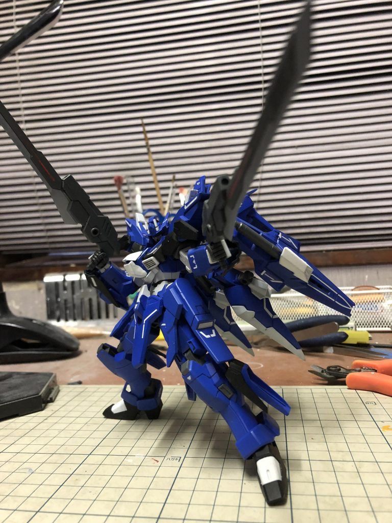 武装は複合兵装「ガンエッジ」
これをブンブン振り回したり振り回さなかったりラジバンダリ。