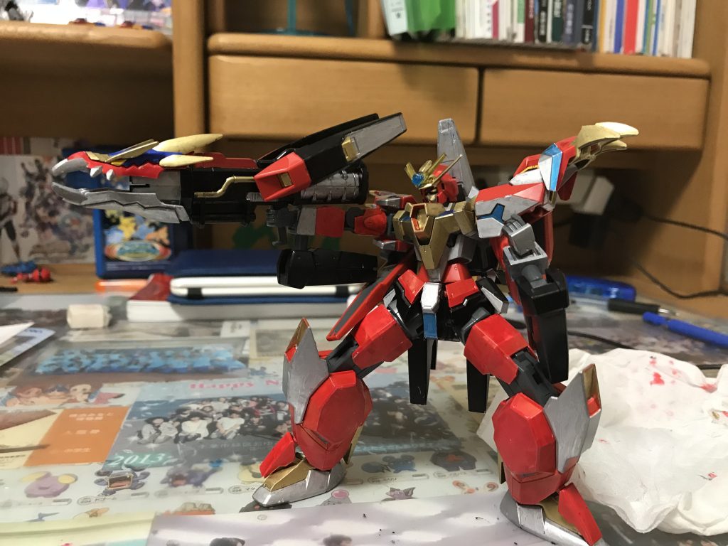 武装その1、ドラゴニックキャノン
竜のオーラを纏ったビームを撃ち出し、
射線上の相手を丸ごと「噛み砕く」武装。
かつての戦いではあまりに強力過ぎるため
一度しか使われなかったという武装を再現
(原作ではマジで一度しか使われなかった)