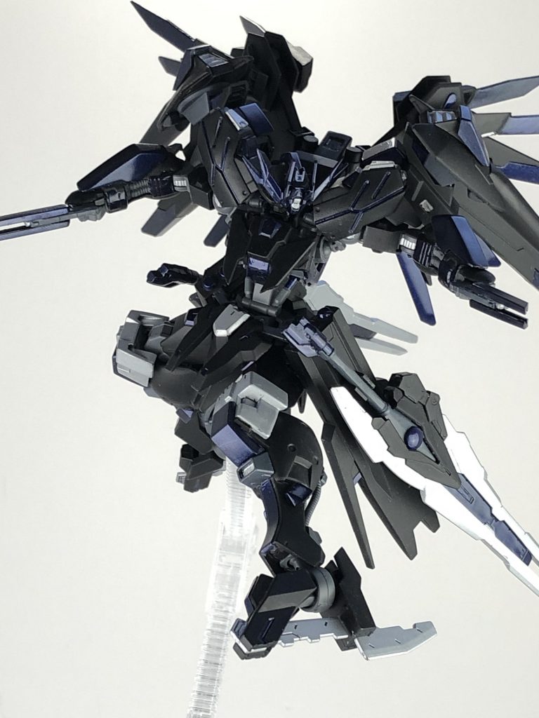 ハンターエッジ・グラース。元々のハンターエッジと同様に切断能力はありませんが、ビームを供給すればハンターエッジに触れた部分を凍らせて、そのまま砕き割ることも可能です。