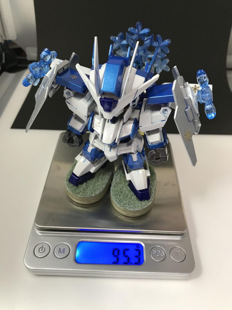 土台の部分には重石を仕込んでいるので、重さはご覧の通り。芝生も百均のインテリア用品です。