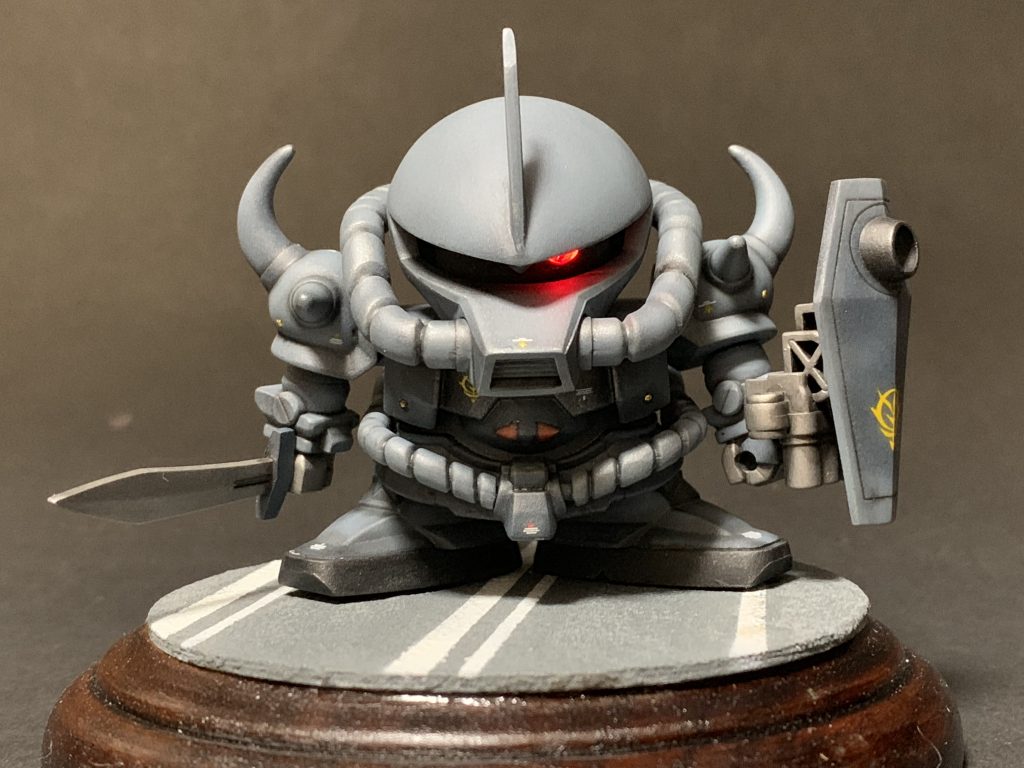 正面
電飾 モノアイのLED化
台座に100均のLEDライトのスイッチを設置して、台座と足裏にネオジムを仕込み配線を繋げ、スイッチにてモノアイ点灯できるようにしました。