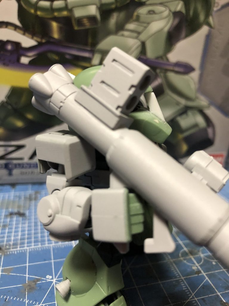 バズーカはHGオリジン版ザクIのものを切った貼ったで作成。