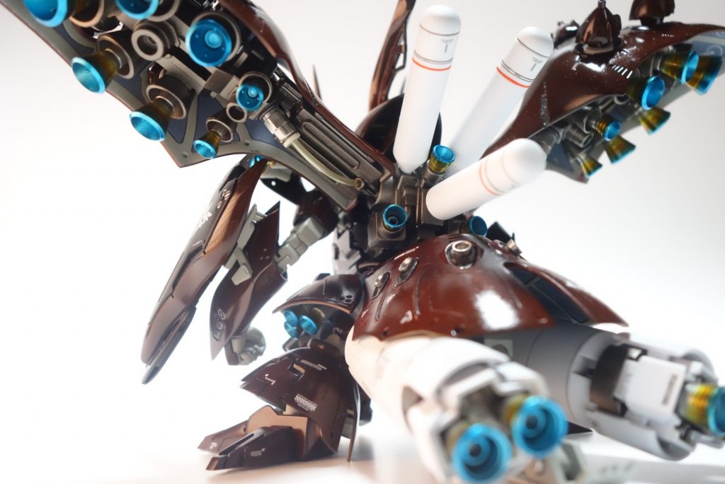 素組みは泣きたくなるくらいスッカスカだったので何とかしたいと思ってたらギッチギチになりました。バーニアだらけで大変でしたが迫力が出て良かったです。