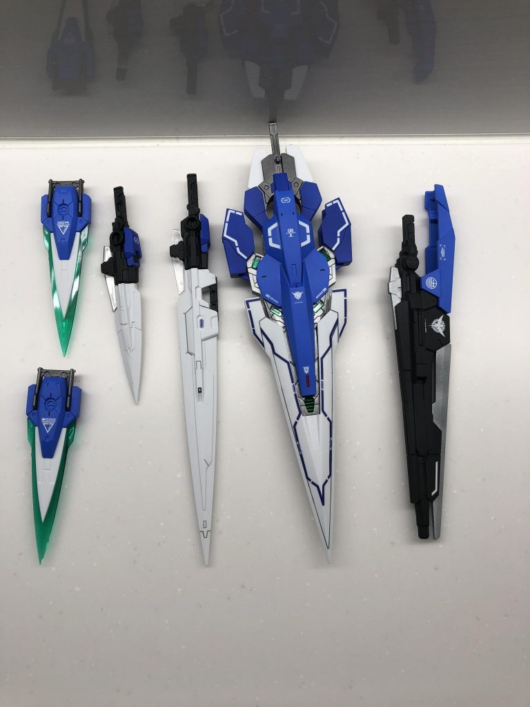 武器類です。
HGのGNソードIIブラスターのクリアパーツがRGセブンソードのものとかなり色合いが違ったので、思い切って実体剣化しました。
これはこれでいい感じ♪