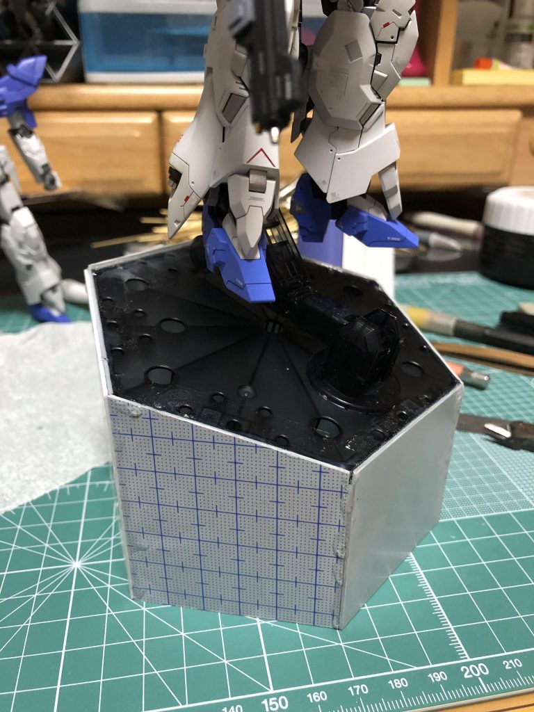 プラ板で台座を斜めに持ち上げることで奥行きが出ます。