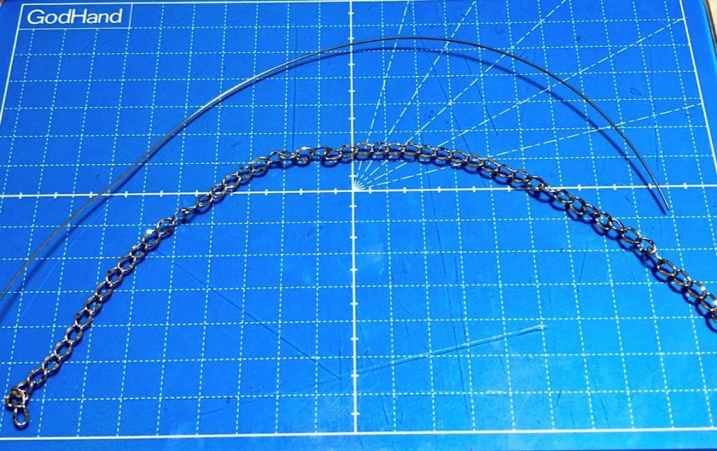 完成写真についてる鎖は手芸屋に売ってる鎖に針金を通していて自由に可動出来るようになっています。