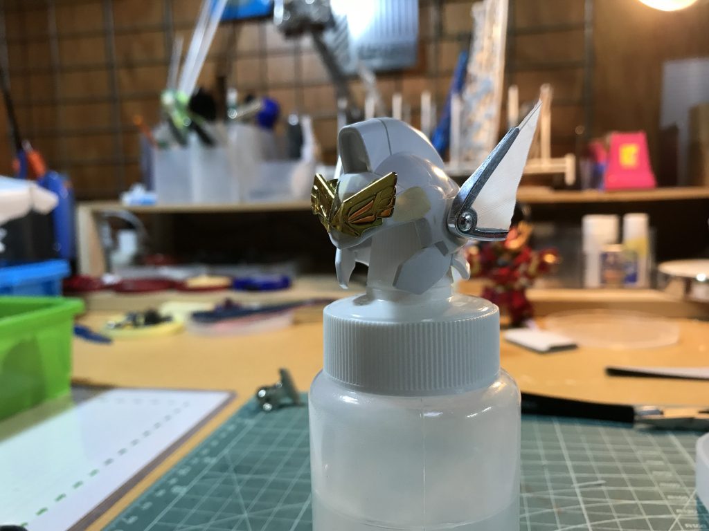 羽飾り→手芸品(ガチョウ羽)
額モチーフ→飛駆鳥の胸パーツ