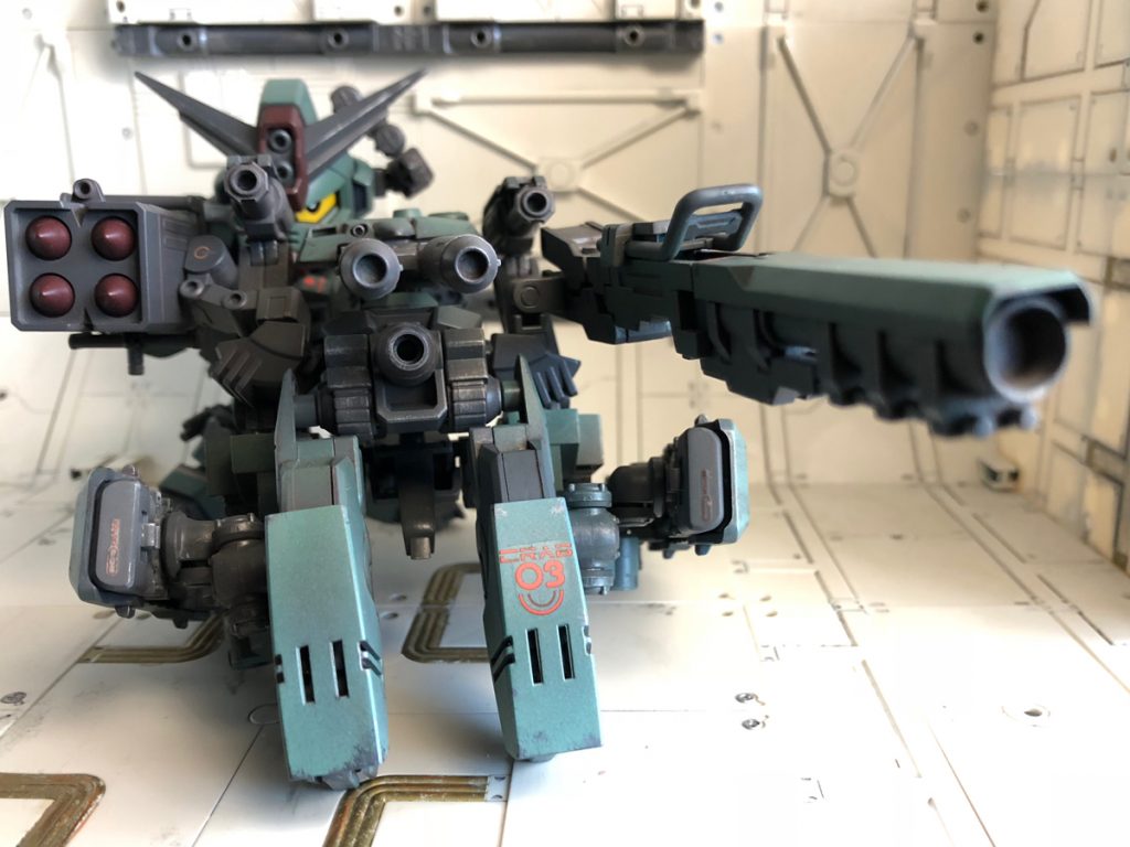 MAモードと便宜上呼ばれるが、これまでのメガバズーカランチャーモードに当たる形態であり、実質コマンドガンダム用の移動砲台としての運用が中心となる。
車体中央下部のメガ粒子砲は砲撃に特化したこのモードでしか使用できないが、コマンドガンダムと接続することでエネルギーを集中させた強力な砲撃を行う。

以上、妄想終了！
以下、製作工程です。