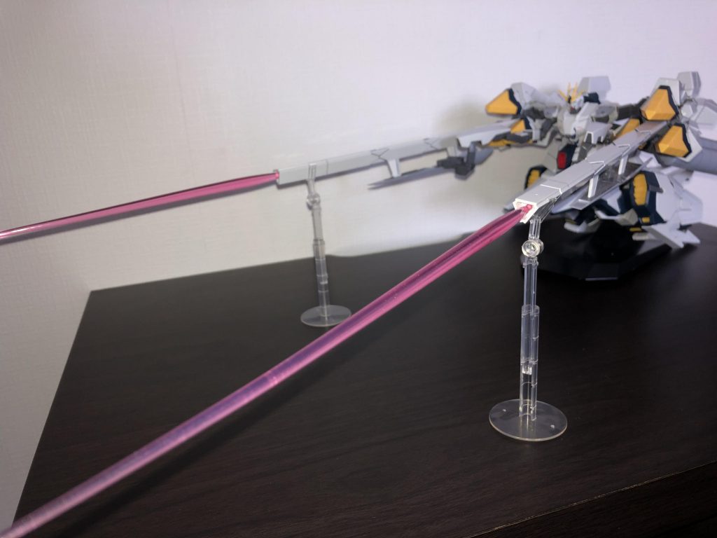 ミサイル・ポッド ＆ 大型ビーム・サーベル
ミサイルの蓋パーツを外すことでミサイルを見ることができます
そしてこのビームサーベルエフェクト、なんとお箸より長いです笑