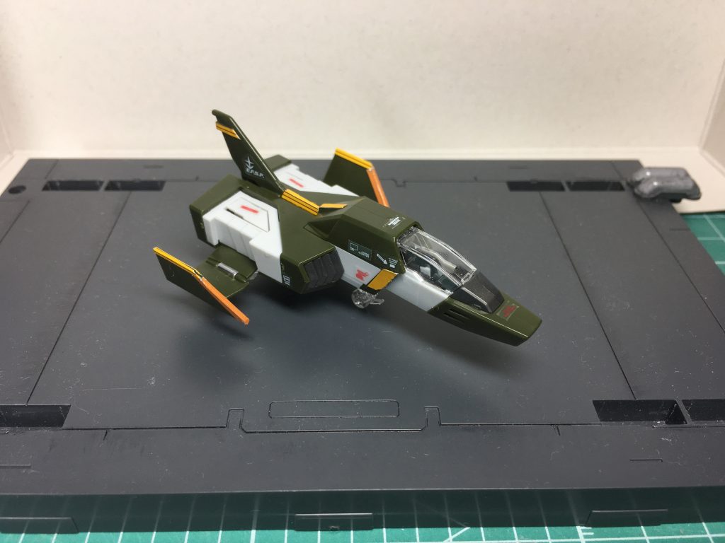 　こちらは私が併用している投稿サイト「Hobbysnap」さんで開催中(2019/2/4～10)の「塗装禁止コンペ」で投稿したバージョンです。塗装せずに作品を製作・演出するため、色分けは手持ちのホイルシールを使用。パイロットも乗せていません。

[Hobbysnapさんの「塗装禁止コンペ」版はこちら](https://hobby-snap.com/posts/2089)

　今は既にシールをはがして塗装しています。
　塗装はガンダムマーカーです。
金＝ガンダムゴールド
緑＝同メタグリーン
青＝同メタブルー

　配色は「緑+黄色」という、私がフルアーマーガンダムに抱く個人的なイメージが由来です。