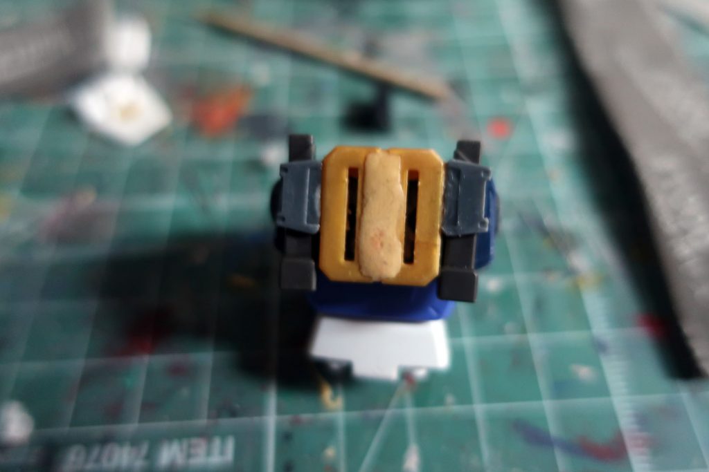 背中の接続はこんなん両側に隙間できるのでサーベルラック作った。パテ盛った部分は後ほど整形してるよ