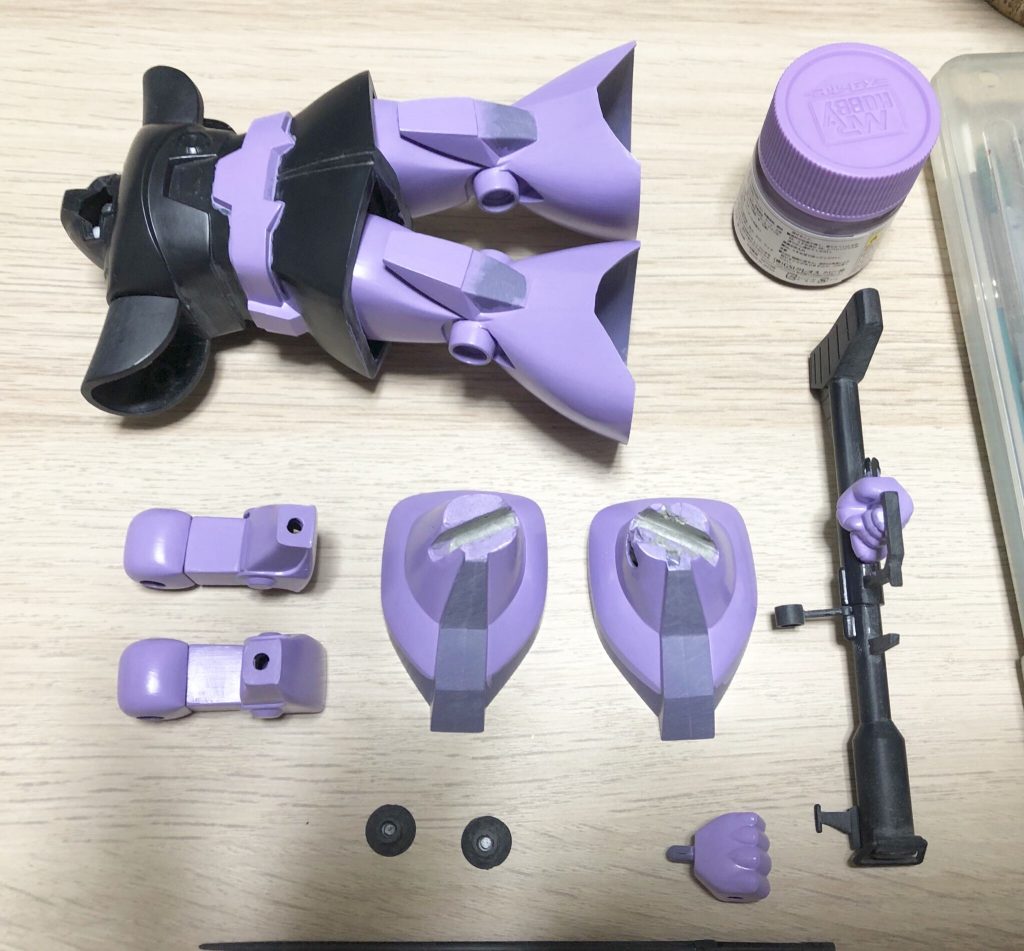 加工
・お顔十字の切り抜き
・モノアイの可動台設置
・肩の後はめ加工
・足首関節の加工
塗装(筆塗り)
・Mr.カラーMSパープル
・Mr.カラー黒鉄色
・Mr.カラー赤
・Mr.カラー黒
・Mr.カラー白
・Mr.カラー黄
・Mr.メタルカラークロームシルバー
・つや消しクリア(スプレー缶)
・墨入れ用エナメル