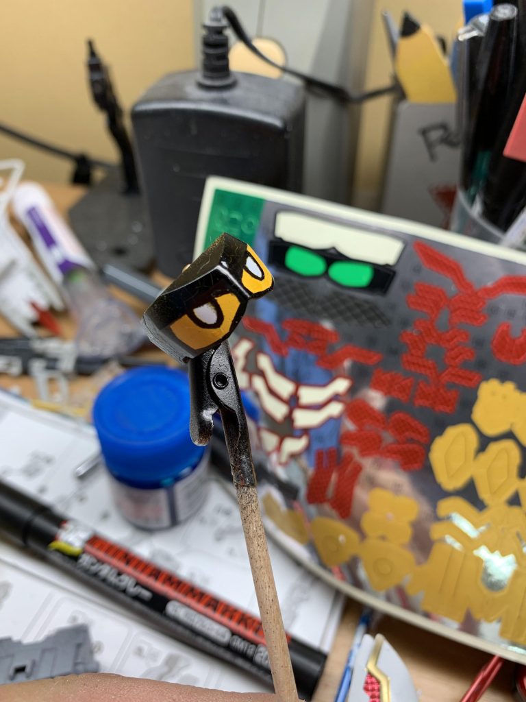 目はシールを利用してマスキングしながら塗装で表現してみました。ユニコーンとフェネクスではカメラアイの色が違うので...初挑戦なりに上手くできたかなと。