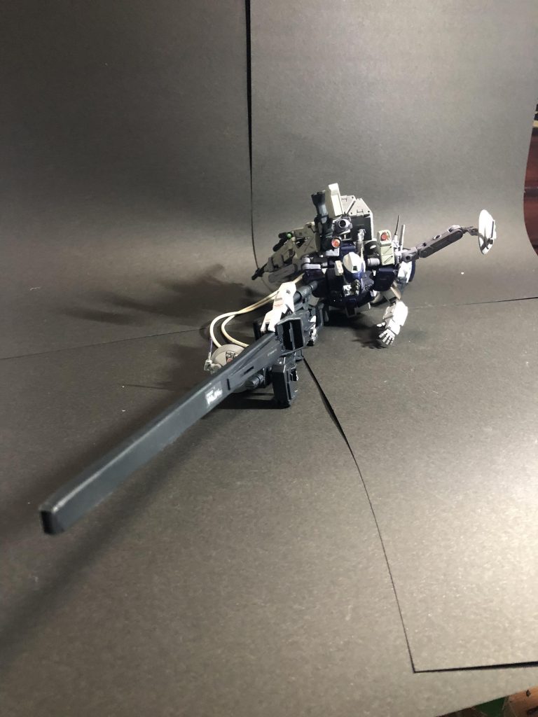 メガビームスナイパーライフルを装備。

精密射撃時にはバイザー下がり、ターレットスコープでより超精密射撃が可能となります。