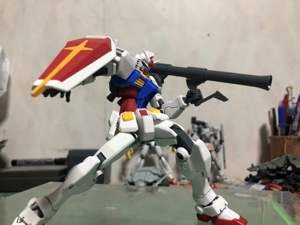 Reviveガンダムのバズーカ
背負えるのですがサーベルが干渉しちゃうのでサーベル片側だけ外します