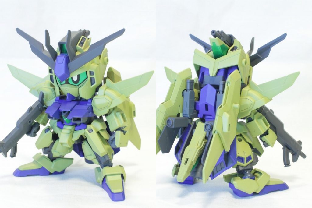 ## MS形態
前後写真。
発想の発端は、「頭だけ余剰で綺麗に変形できるデルタプラスと、頭だけでコアファイターに変形できるウイニングをミキシングしたら面白いのでは？」というものでした。そのまま混ぜても面白くないので、さらにもう一機分のギミックを足して3機への分離変形機体として完成しました。
