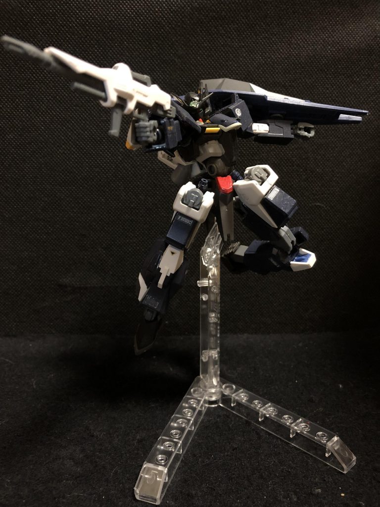 武装はシンプル。足を見ればわかるかもしれませんが、元々は忍者風のプロポーションを想像していたので、設定的には闇に紛れて速やかに着実に仕留めるといったところ。