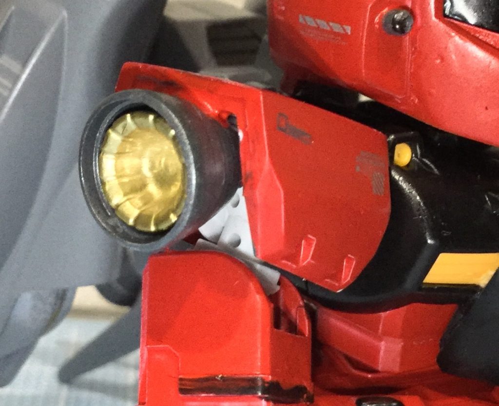 機動性強化の為両肩にバーニアを追加。横方向の移動を瞬時に行える事で稲妻の様な軌道を可能とした。