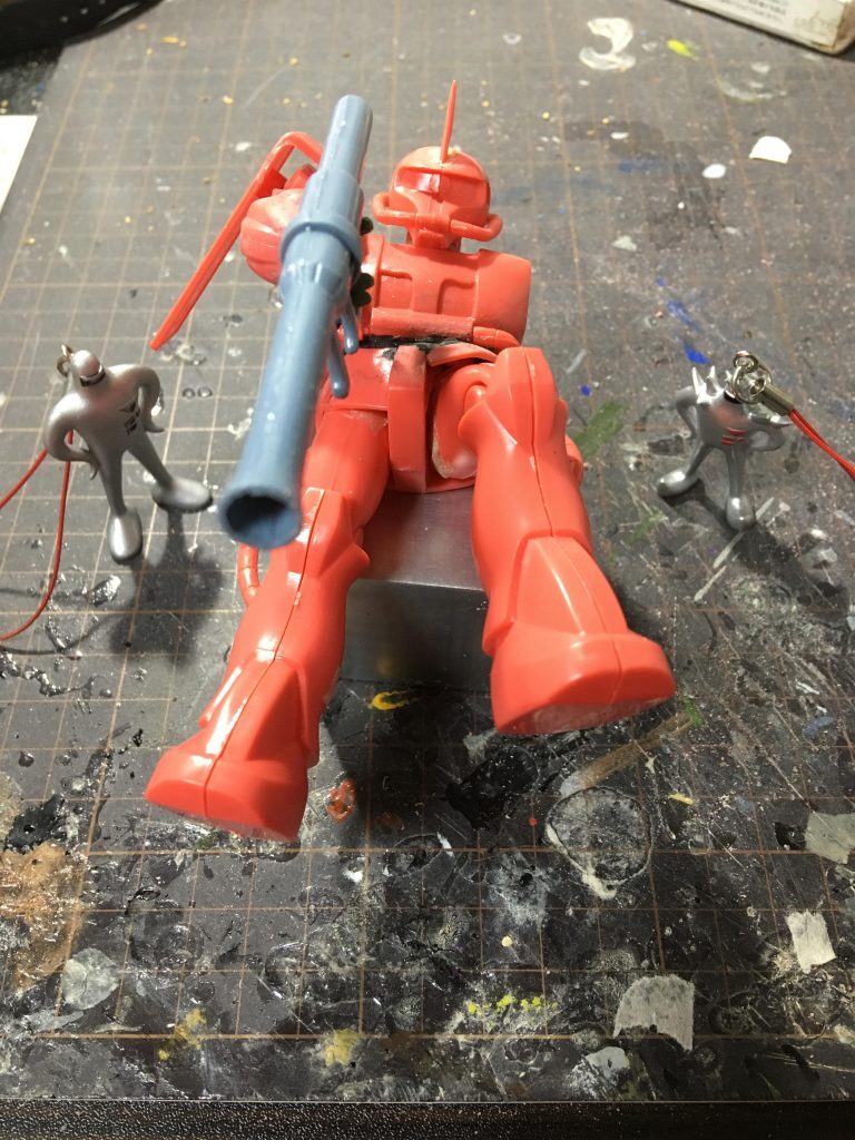 まずバズーカの持ち手。ここで、左手がどうやっても届かないことが判明( ;´Д`)