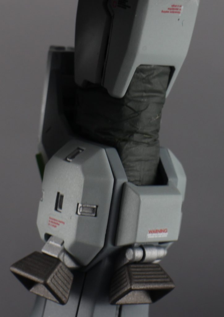 例の関節カバーはマスキングテープで筒を作りギュッと潰した物を使いました