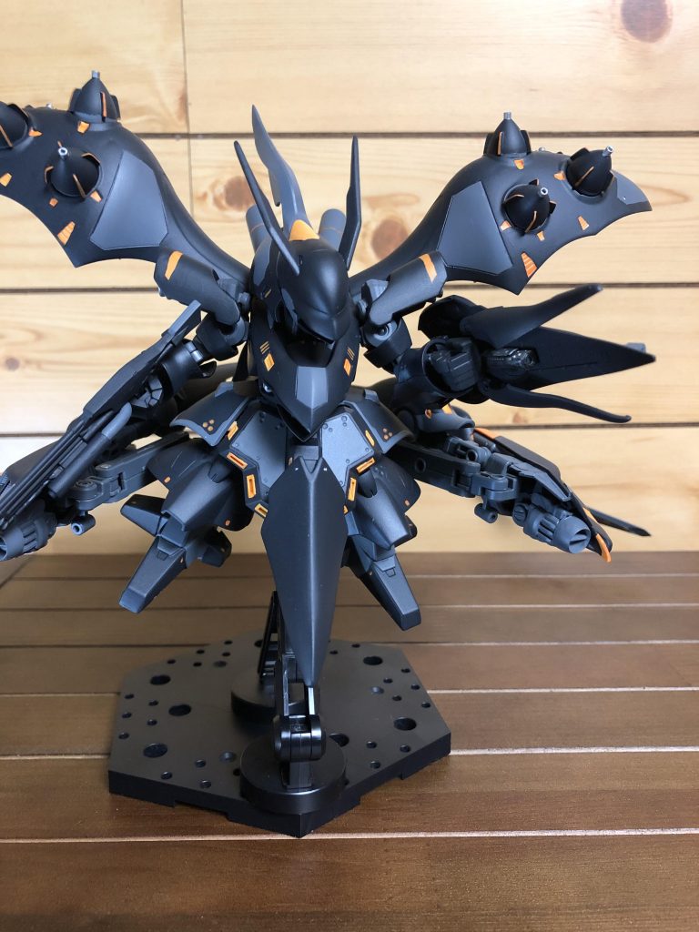 武装はメガビームライフルとシールド先端に設置したビームサーベル、裏面にメガ粒子砲を装備。