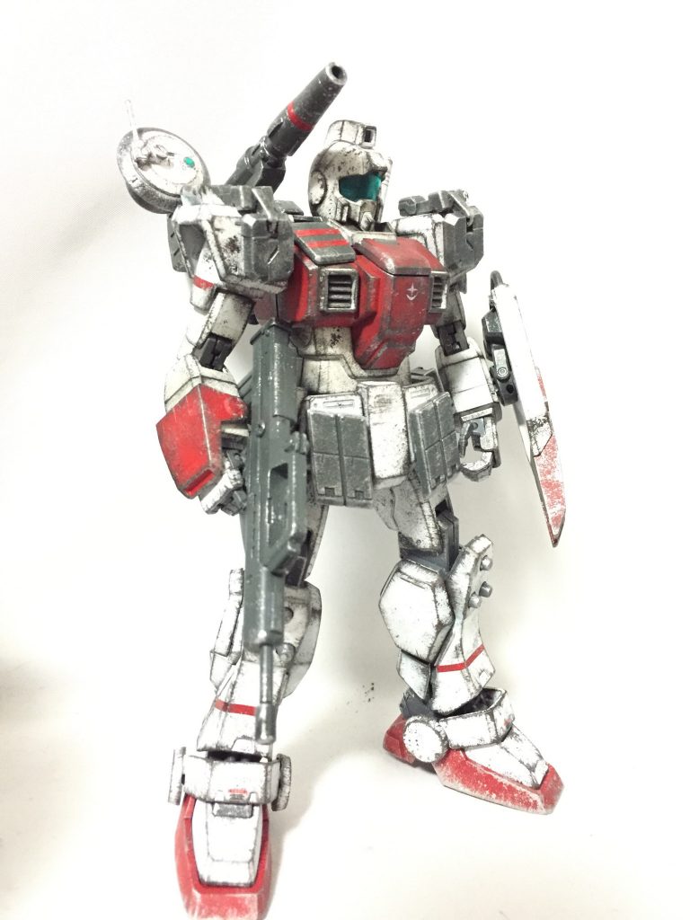 こちらがジオラマに使ったジムです。後方支援用の隊長機って感じですね。連邦だとあまり派手なミキシングは出来ませんから追加の武装や装甲をつけていきました。