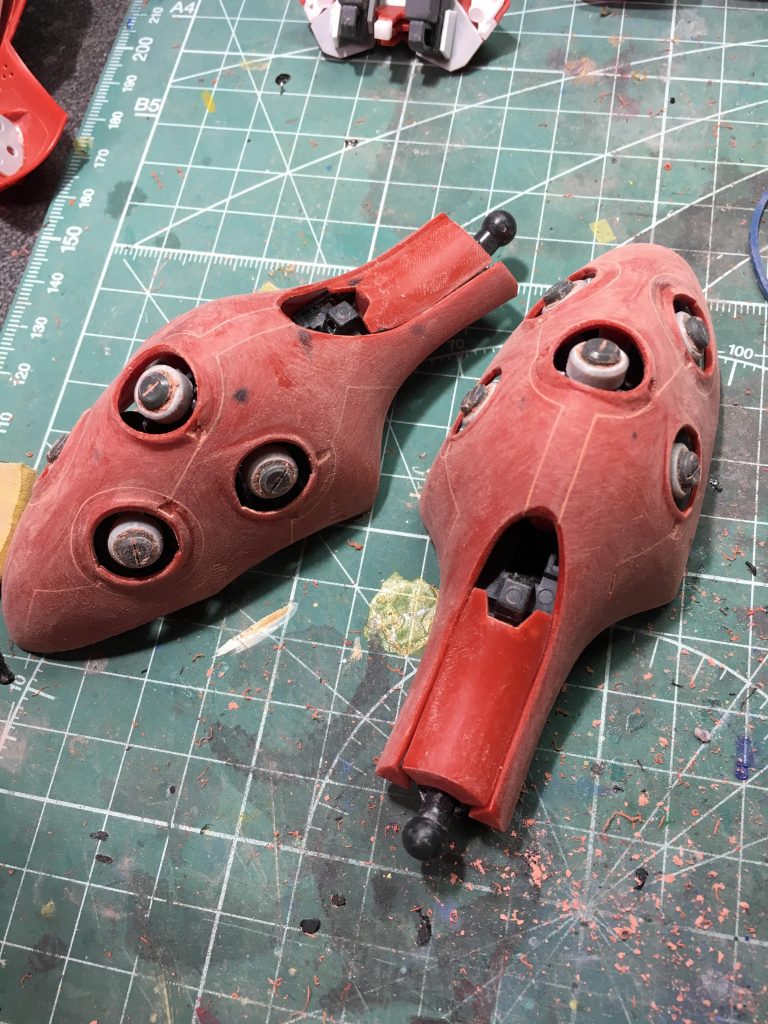 相変わらずのフリーハンド筋彫り。円を書くのがすごい難しかったです。
バインダーも2分割にしてわざと内部フレームを露出させて少し情報量増やしました。