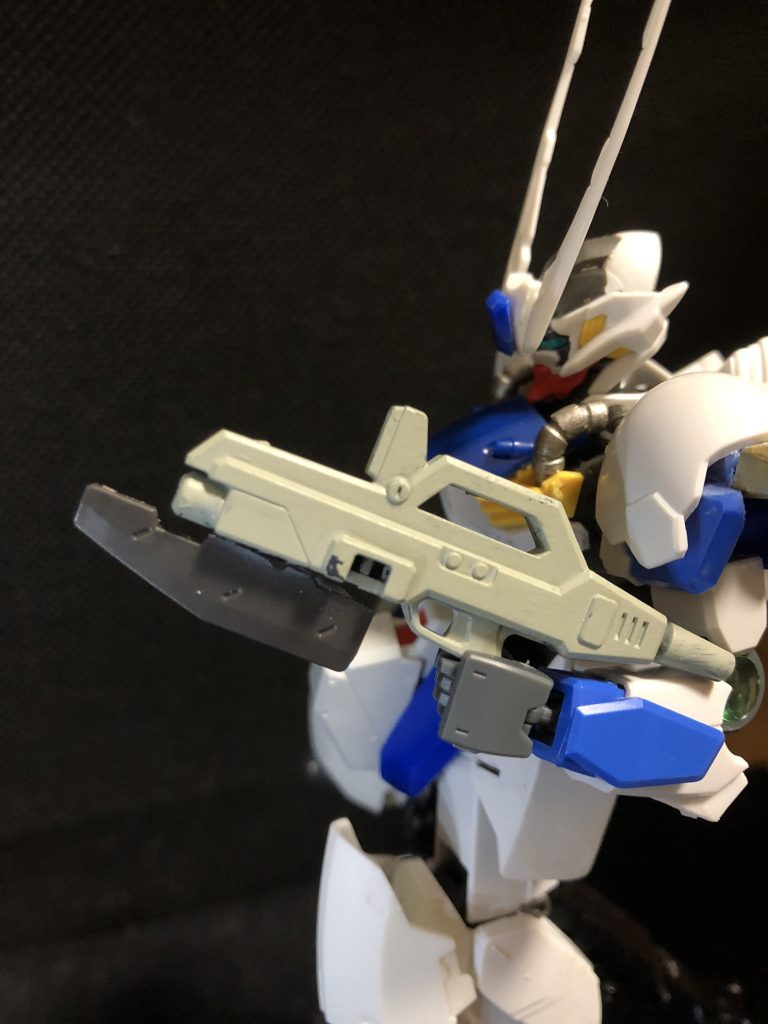 武器はガンブレードのみ。ガンとは言ってもパラライザー。頭の大きなアンテナで敵より早く敵を発見し、死角から急接近して、パラライザーを撃ち込み、その隙に関節などを的確に狙う。