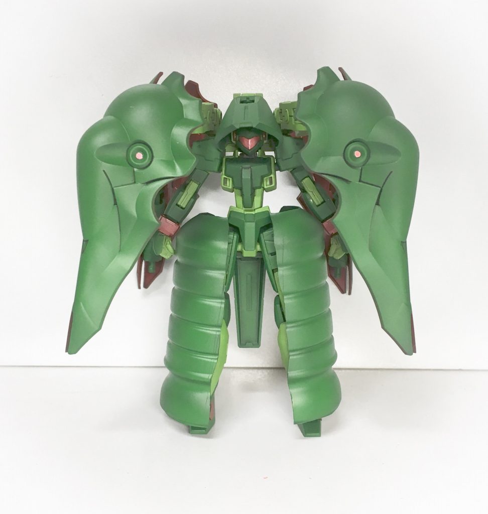 前面
ベースであるGNアーチャーには無かった高い耐久性を得るべく複合バインダーとスカート型装甲、フード型装甲を追加
全方向に高い防御力を誇る