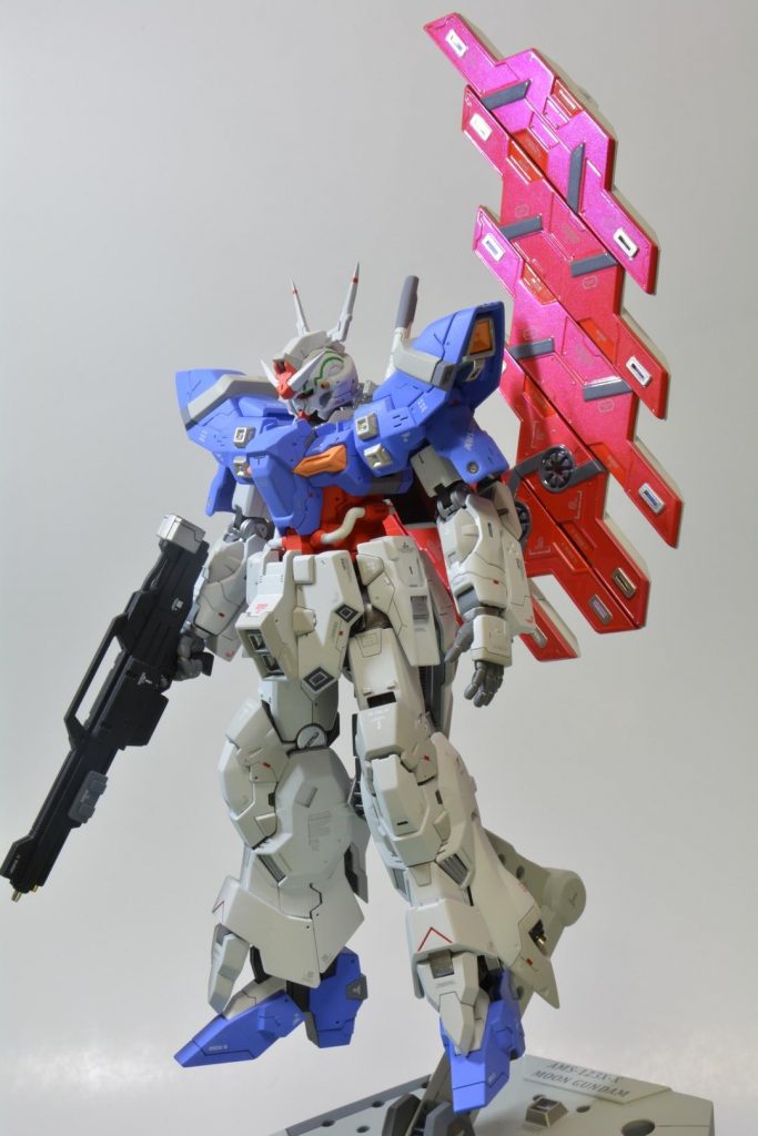 頭部のアンテナの延長。
合わせ目もほとんど無くて段落ちにて処理。
全体に筋彫り、プラ材、金属パーツでのディティールアップを行なっています。