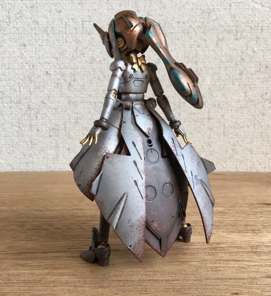 真鍮部分にあたる金色の部分は主に関節部を中心に配置、髪にあたる部分は銅で形成されている設定です。その他は主に2色の材質の違う鉄を使用している設定にしてみました。