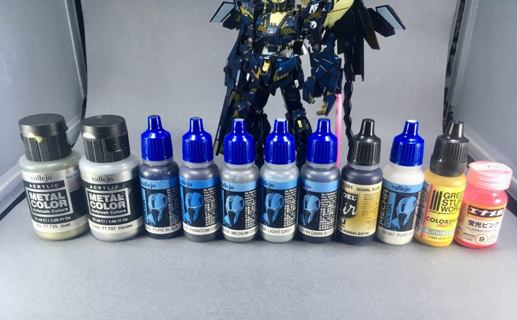 使っている塗料は主にファレホ。またビームサーベルはファレホの上からガイアノーツさんのエナメル蛍光ピンクでグラデーションをかけています。