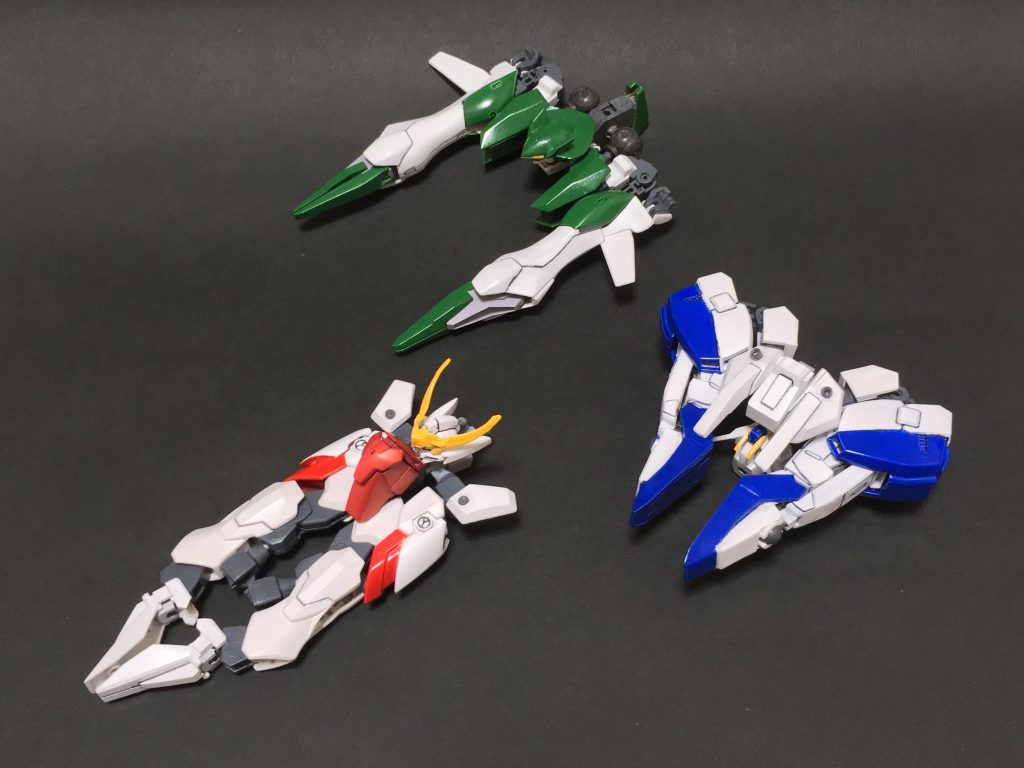 このガンプラは、昨年の秋あたりに積みプラを崩す目的で作り始めました。
何度かの挫折や中断を経て、今年始めにようやく完成させました。
モチーフは初代のアクエリオンで、変形・合体は所々アレンジや差し替えになっていますが、大まか形にはまとめることができました。
各ベクター
*ベクターゼロ*
モチーフはベクターソル。HGフェニーチェリナーシタがベースです。
*ベクターイオタ*
モチーフはベクターマーズ。HG Sガンダムがベースです。
*ベクタータウ*
モチーフはベクタールナ。HGガデッサがベースです。